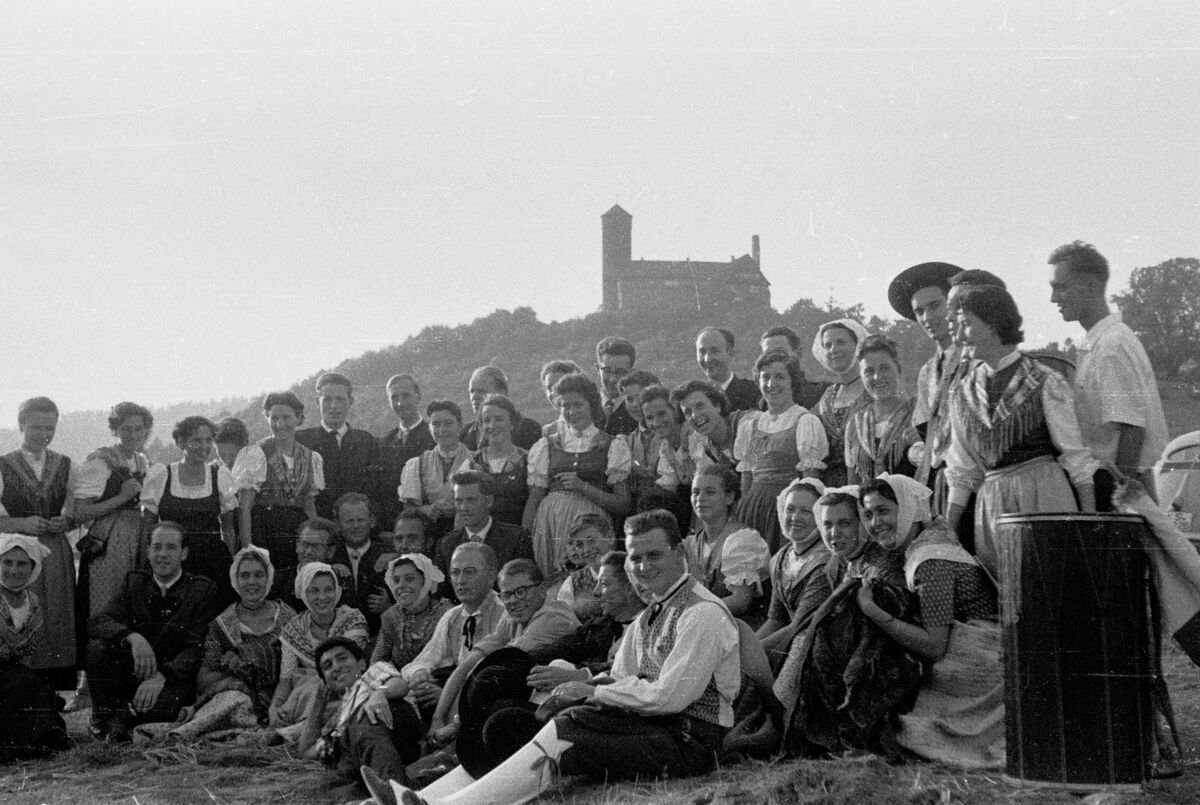 Gruppenfoto der ersten Europäischen Jugendwoche vor Burg Ludwigstein, 1950er Jahre