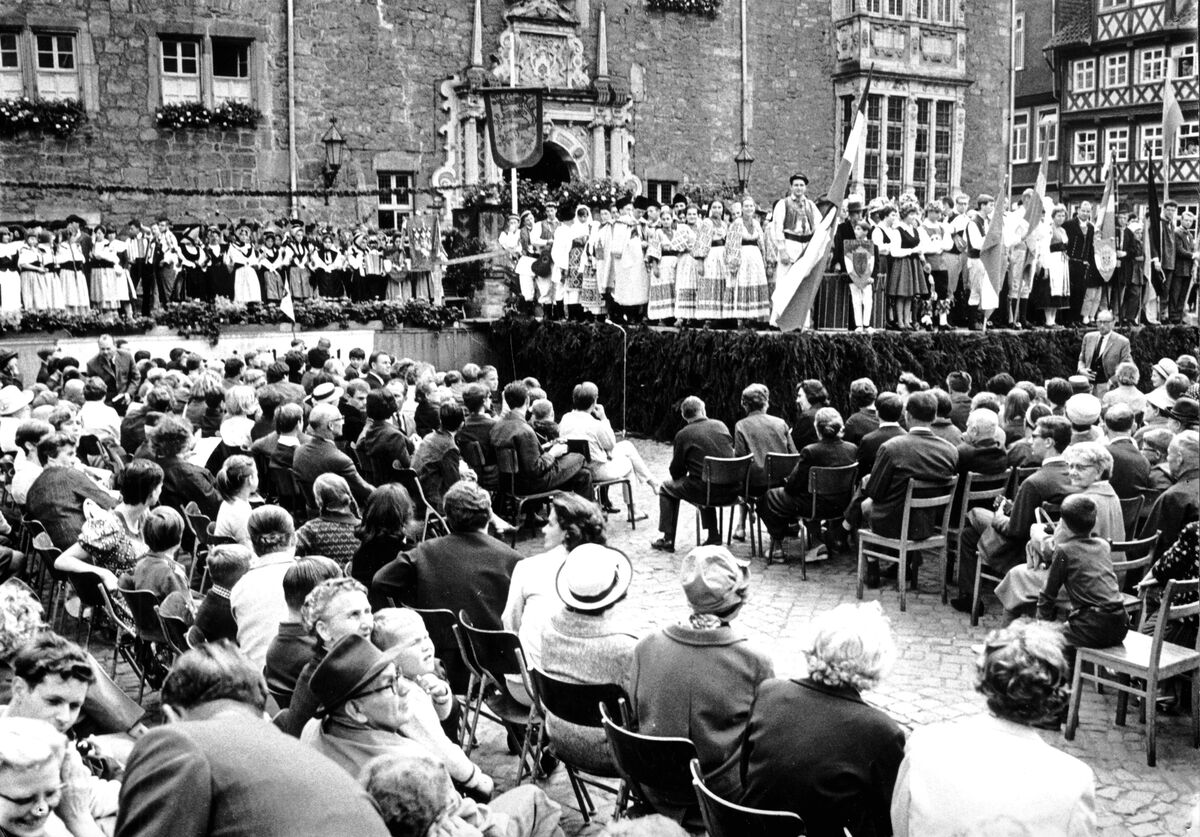 Aufführung im Burghof von Burg Ludwigstein, 1950er Jahre