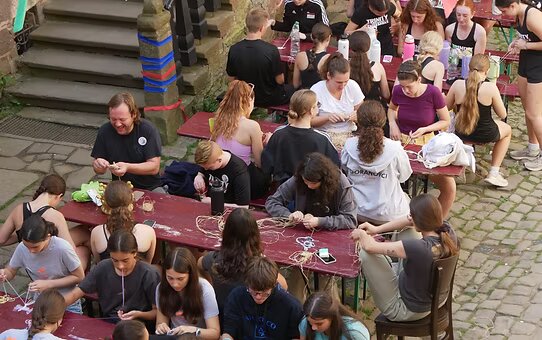 Internationale Tanzgruppen beim Folklorefestival auf Burg Ludwigstein