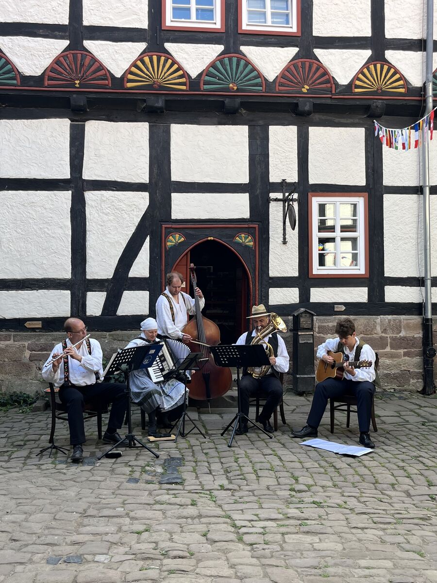 Die Ludwigsteiner Musiker – Musikgruppe vor Fachwerkhaus