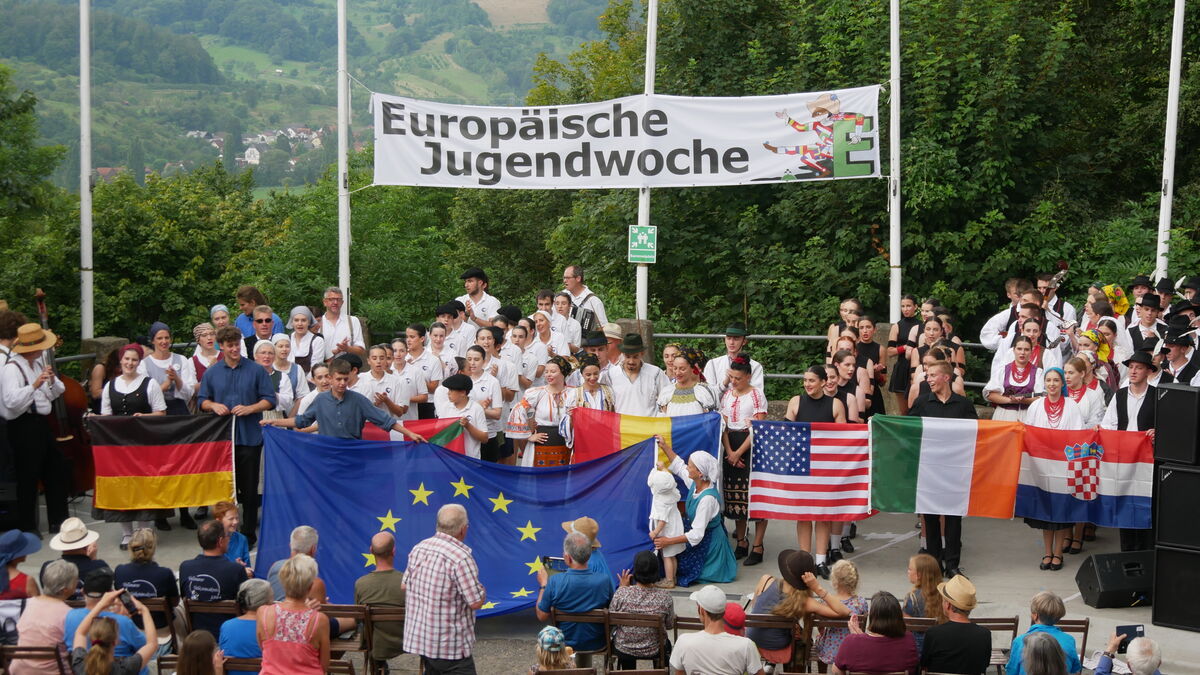Europäische Jugendwoche – Bühne mit Fahnen